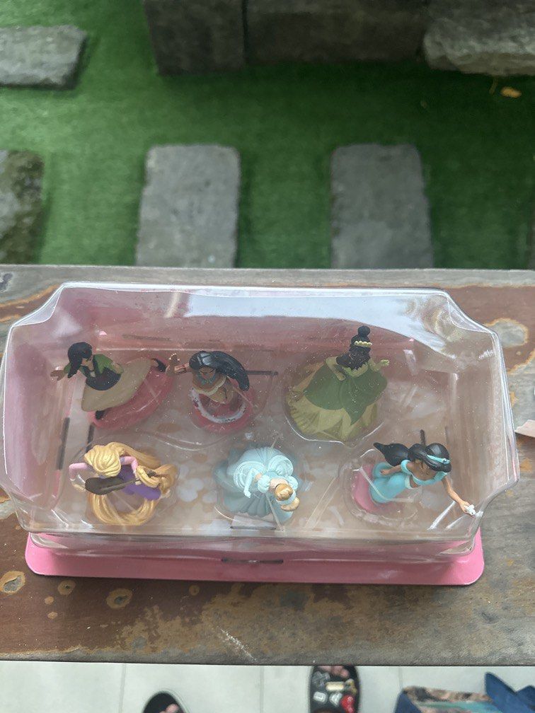 Disney Princess 6pcs figurine playset (Category: Kids Toys) located in Manila. Submitted by xenasales (Listing ID 1471022358, Image 2). Description: 1459 original price 800 nalang.