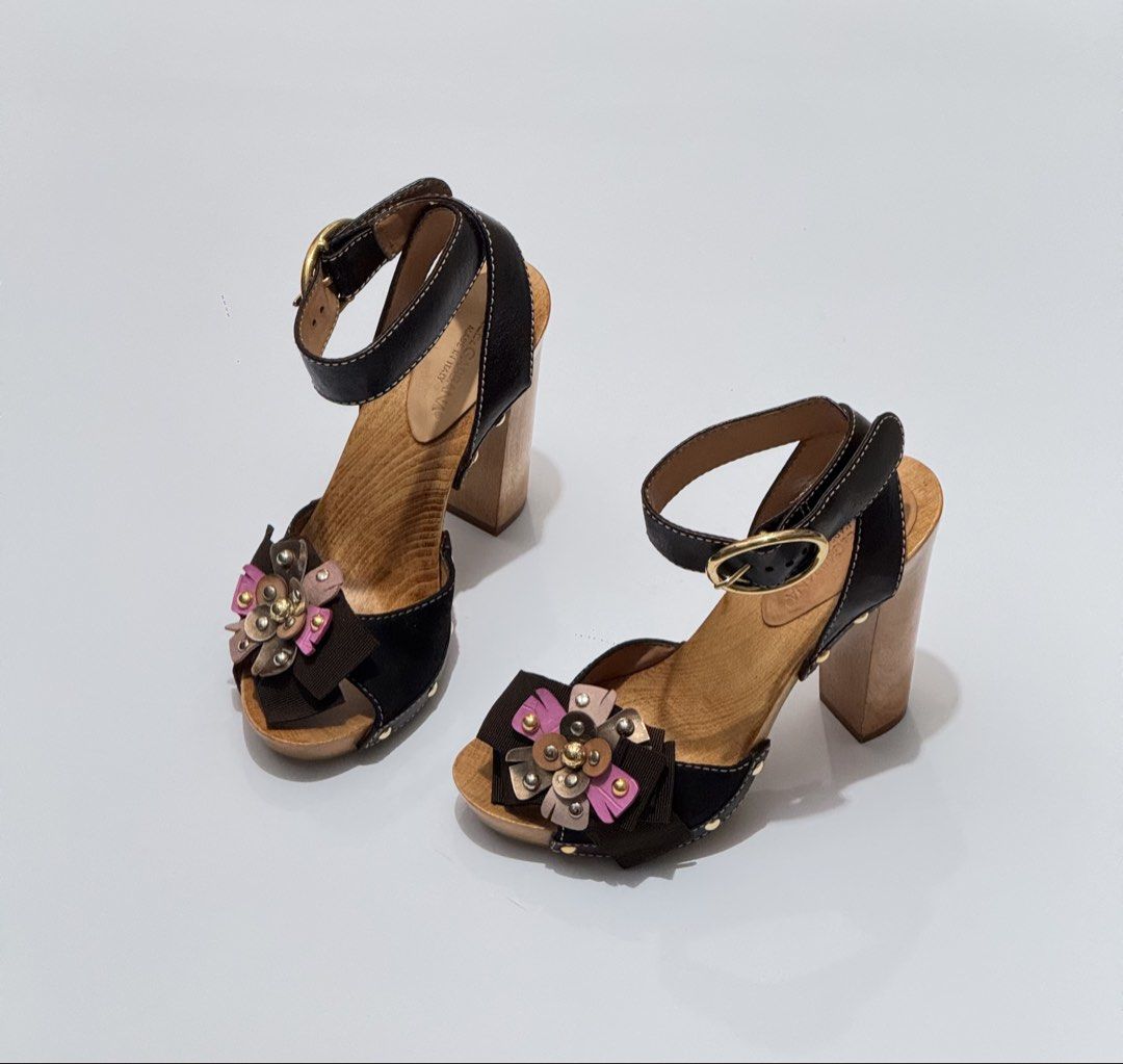 Dolce&Gabbana heels (Category: Heels) located in Quezon City. Submitted by byuklph (Listing ID 1471095652, Image 1). Description: Authentic 💯size35/23cm Excellent condition No inclusion .
