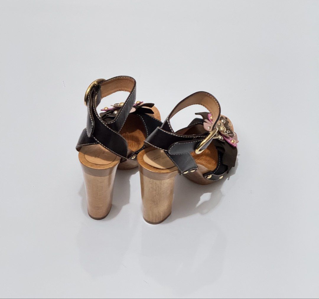 Dolce&Gabbana heels (Category: Heels) located in Quezon City. Submitted by byuklph (Listing ID 1471095652, Image 3). Description: Authentic 💯size35/23cm Excellent condition No inclusion .