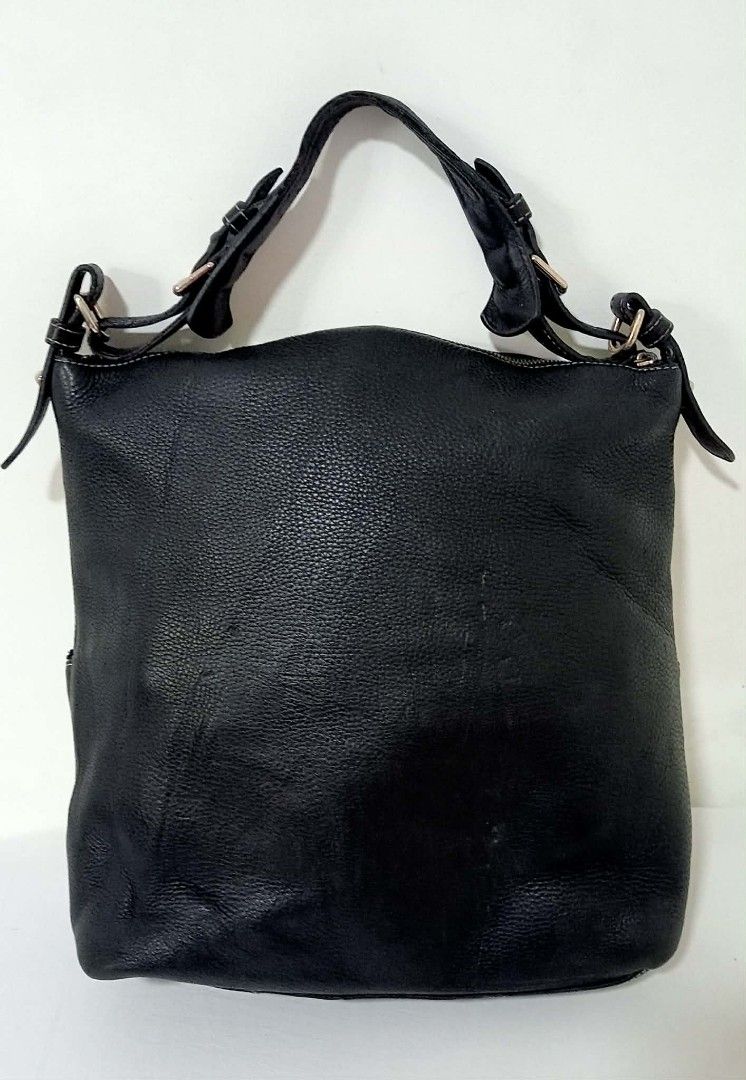 Dooney & Bourke Black Leather Shoulder Bag (Category: Luxury Bags & Wallets) located in Siniloan. Submitted by treyyasonlineshop (Listing ID 1471033531, Image 3). Description: pm details sa mga issue Pangharabas hobo shoulder bag Medyo mabigat Kasya laptop .