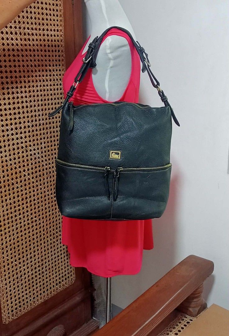 Dooney & Bourke Black Leather Shoulder Bag (Category: Luxury Bags & Wallets) located in Siniloan. Submitted by treyyasonlineshop (Listing ID 1471033531, Image 2). Description: pm details sa mga issue Pangharabas hobo shoulder bag Medyo mabigat Kasya laptop .