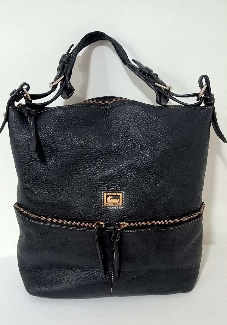 Dooney & Bourke Black Leather Shoulder Bag (Category: Luxury Bags & Wallets) located in Siniloan. Submitted by treyyasonlineshop (Listing ID 1471033531, Image 1). Description: pm details sa mga issue Pangharabas hobo shoulder bag Medyo mabigat Kasya laptop .