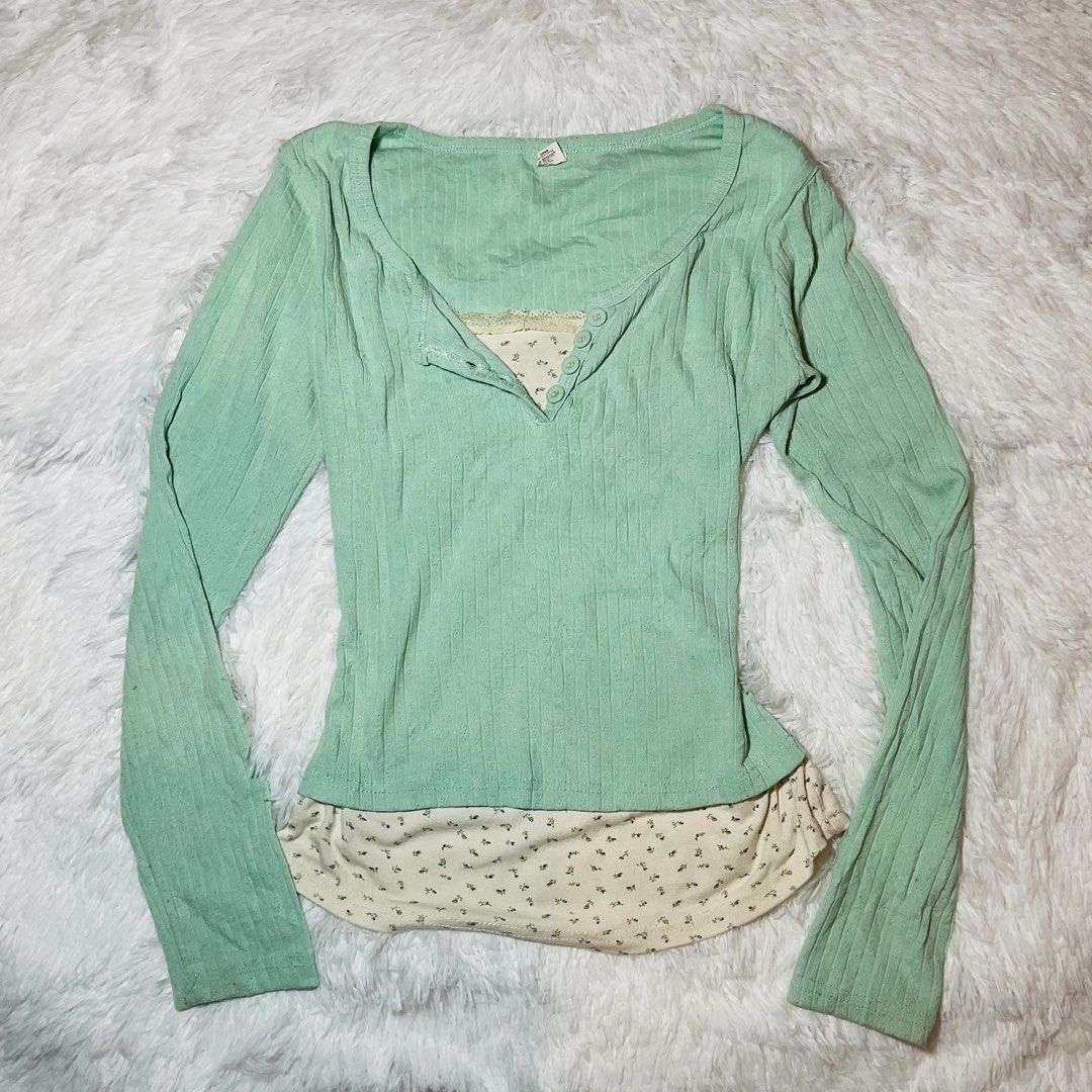 Double inner coquette y2k long sleeves (Category: Longsleeves) located in Tuguegarao City. Submitted by rewear_files (Listing ID 1471100041, Image 1). Description: Price: ₱150 Size: xs-s 📍 Location: Tuguegarao City, Cagayan MOP: Maya (pay first) MOD: J&T Express or personal pickup around Tuguegarao City. Message me if interested! No reservations, please. First to pay, first to get..