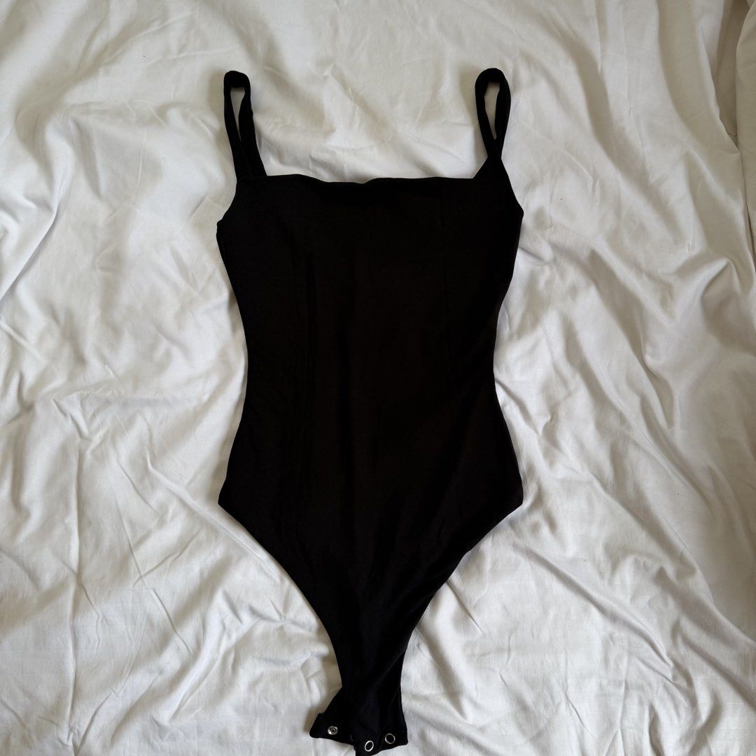 easypeasy Black Body Basics Bodysuit XS (Category: Sleeveless) located in Cavite. Submitted by kydeclutter (Listing ID 1470979826, Image 1). Description: - Design: Square neckline with thin straps - Closure: Snap button at the bottom - Fit: Stretchy, body-hugging fabric - RFS: wrong size, doesn’t fit me! - Never worn, brand new 🤍.