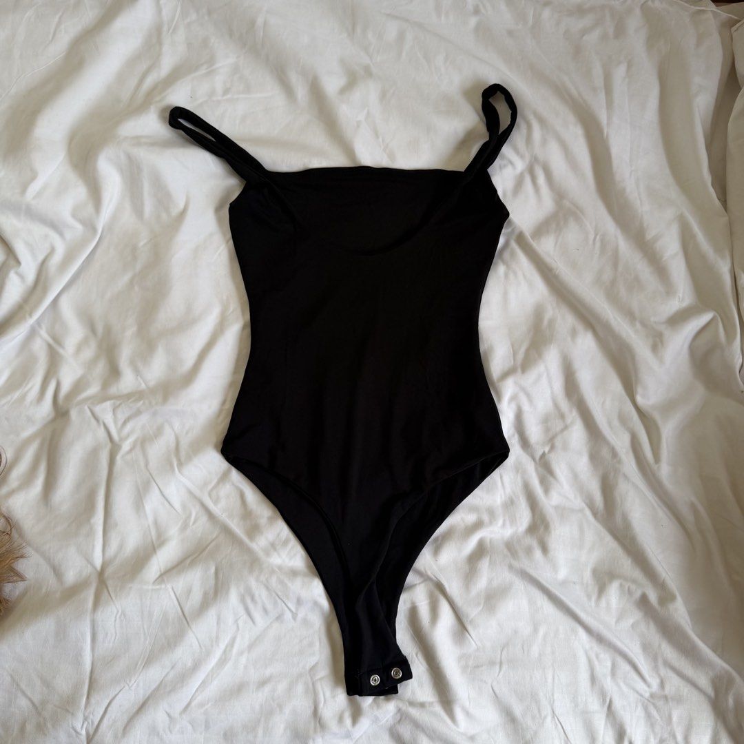 easypeasy Black Body Basics Bodysuit XS (Category: Sleeveless) located in Cavite. Submitted by kydeclutter (Listing ID 1470979826, Image 3). Description: - Design: Square neckline with thin straps - Closure: Snap button at the bottom - Fit: Stretchy, body-hugging fabric - RFS: wrong size, doesn’t fit me! - Never worn, brand new 🤍.