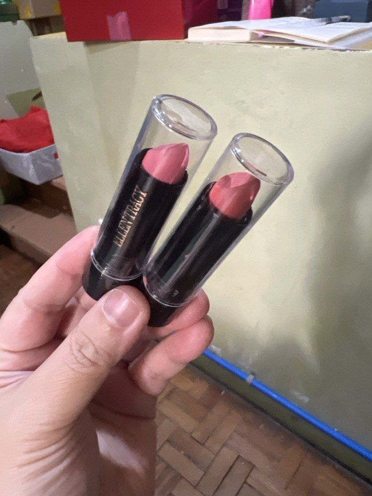 Ellen tracy Lipstick 🇺🇸( see info)set (Category: Makeup) located in Paranaque City. Submitted by arianem031087 (Listing ID 1470997751, Image 3). Description: Item was never been used. Packaging was wet and damage but the lipstick is new. Exp: 12 months once used.