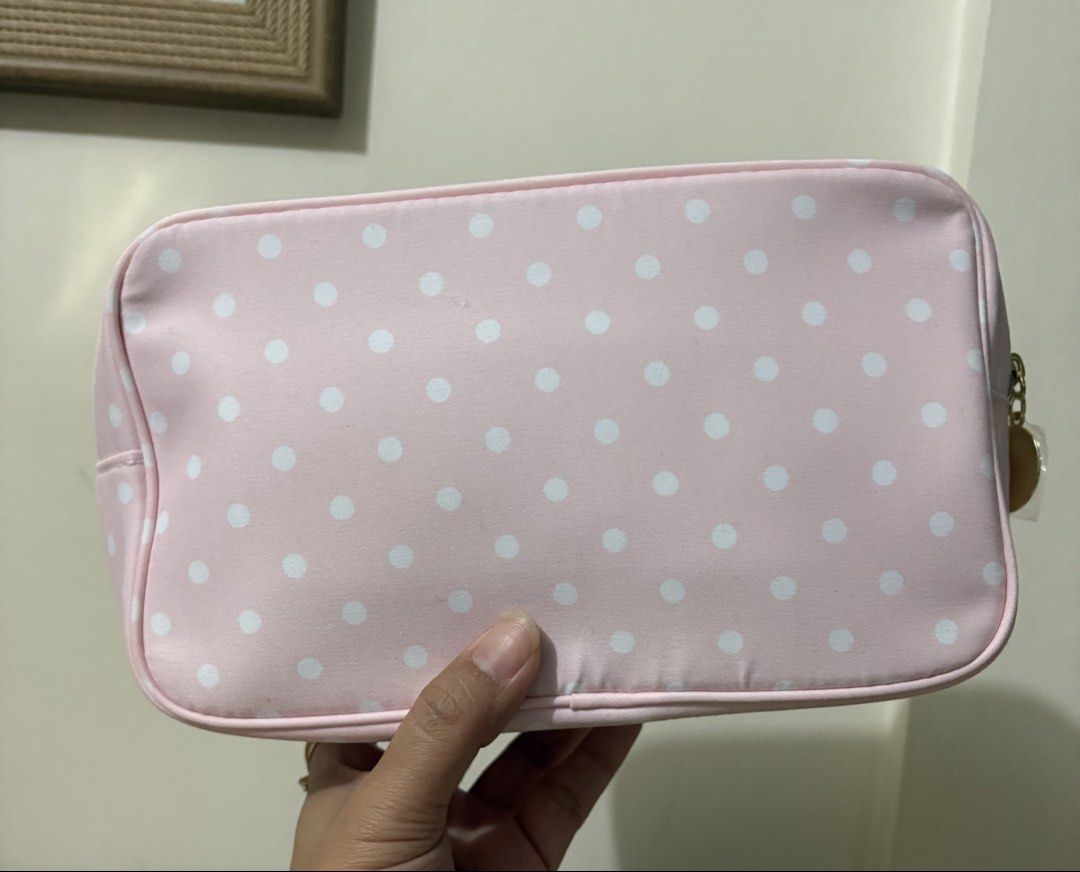 Estee Lauder Laduree Cosmetic Pouch (Category: Purses & Pouches) located in Cavite. Submitted by chubbsavenue (Listing ID 1471029652, Image 3). Description: This is a GWP (Gift with Purchase) from the actual store. Guaranteed Authentic!.
