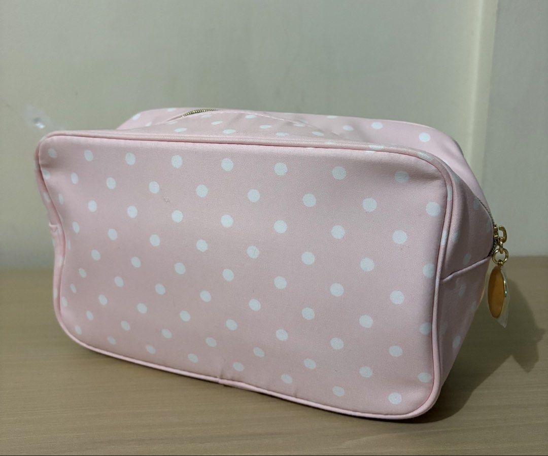 Estee Lauder Laduree Cosmetic Pouch (Category: Purses & Pouches) located in Cavite. Submitted by chubbsavenue (Listing ID 1471029652, Image 2). Description: This is a GWP (Gift with Purchase) from the actual store. Guaranteed Authentic!.