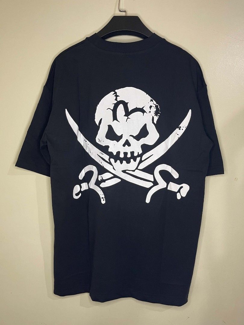 Evisu Skull Graphic Tee Black (Category: Tshirts & Polo Shirts ) located in Malaybalay. Submitted by anmc_thrifts (Listing ID 1470938274, Image 1). Description: Black Evisu tee with bold front and back skull graphics. Available sizes (Medium, Large, XL.
