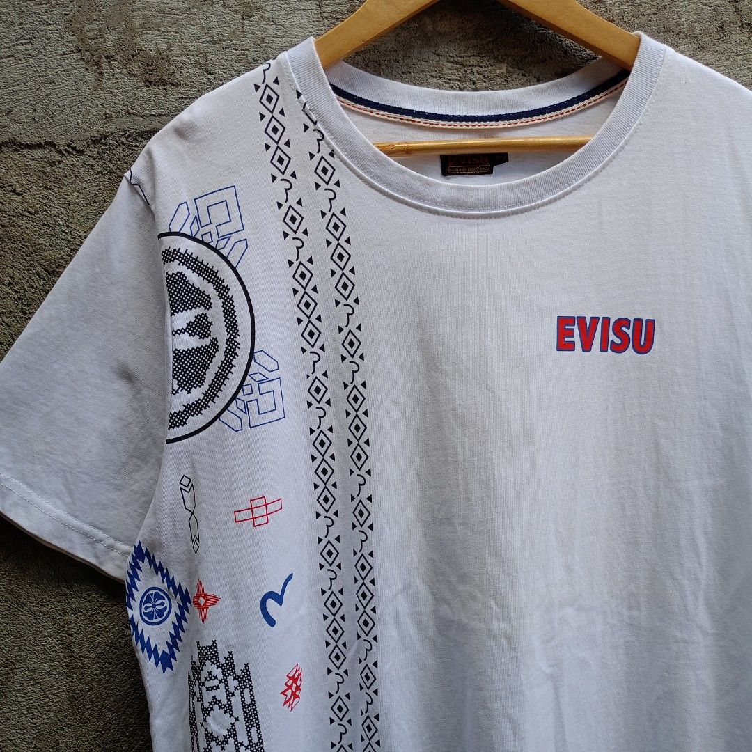EVISU WHITE TEE (Category: Tshirts & Polo Shirts ) located in Koronadal. Submitted by thriflex.29 (Listing ID 1470946385, Image 3). Description: EVISU WHITE TEE Size: Large Measurements: Width 22.5 Length 29 Condition: 9.5/10 - Excellent To Asnew Colorate: 9.5/10 No Issue/flaws walang basag print Mine: 400.