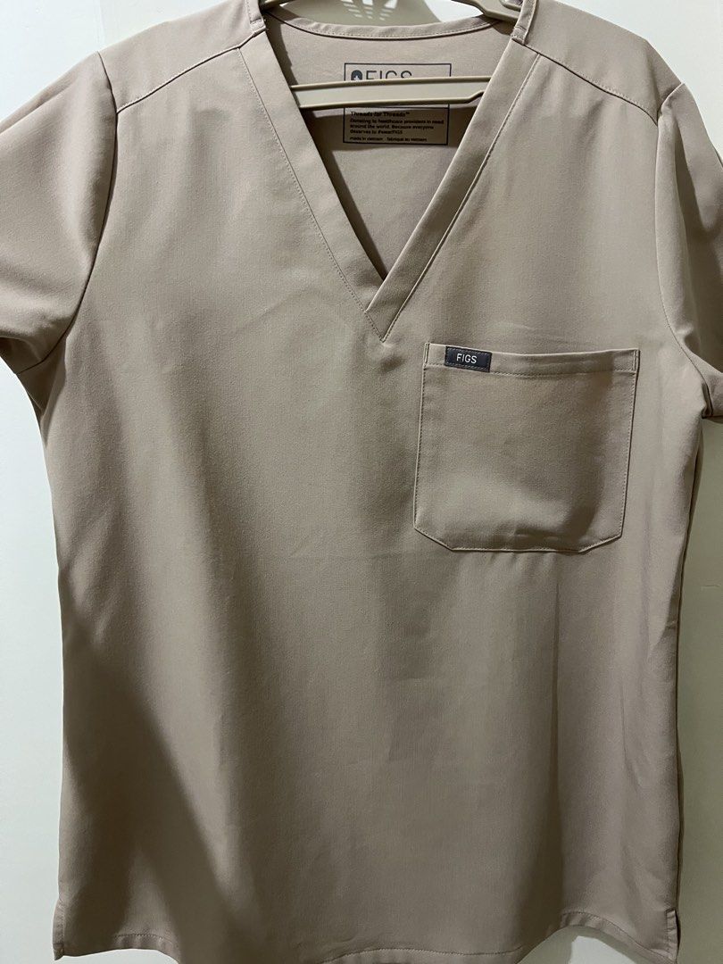 FIGS Scrubs Boulder (Category: Sets or Coordinates) located in Santiago. Submitted by mjjjjjjjoy (Listing ID 1470972096, Image 1). Description: FIGS Technical Collection Color: Boulder Top Zamora XS Pants Zamora Jogger Small Petite Used once. Then stored. No flaws. RFS. Sizing up. .