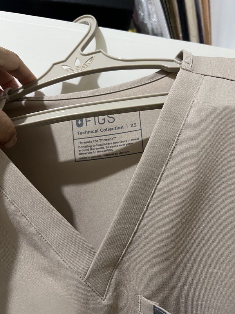 FIGS Scrubs Boulder (Category: Sets or Coordinates) located in Santiago. Submitted by mjjjjjjjoy (Listing ID 1470972096, Image 2). Description: FIGS Technical Collection Color: Boulder Top Zamora XS Pants Zamora Jogger Small Petite Used once. Then stored. No flaws. RFS. Sizing up. .