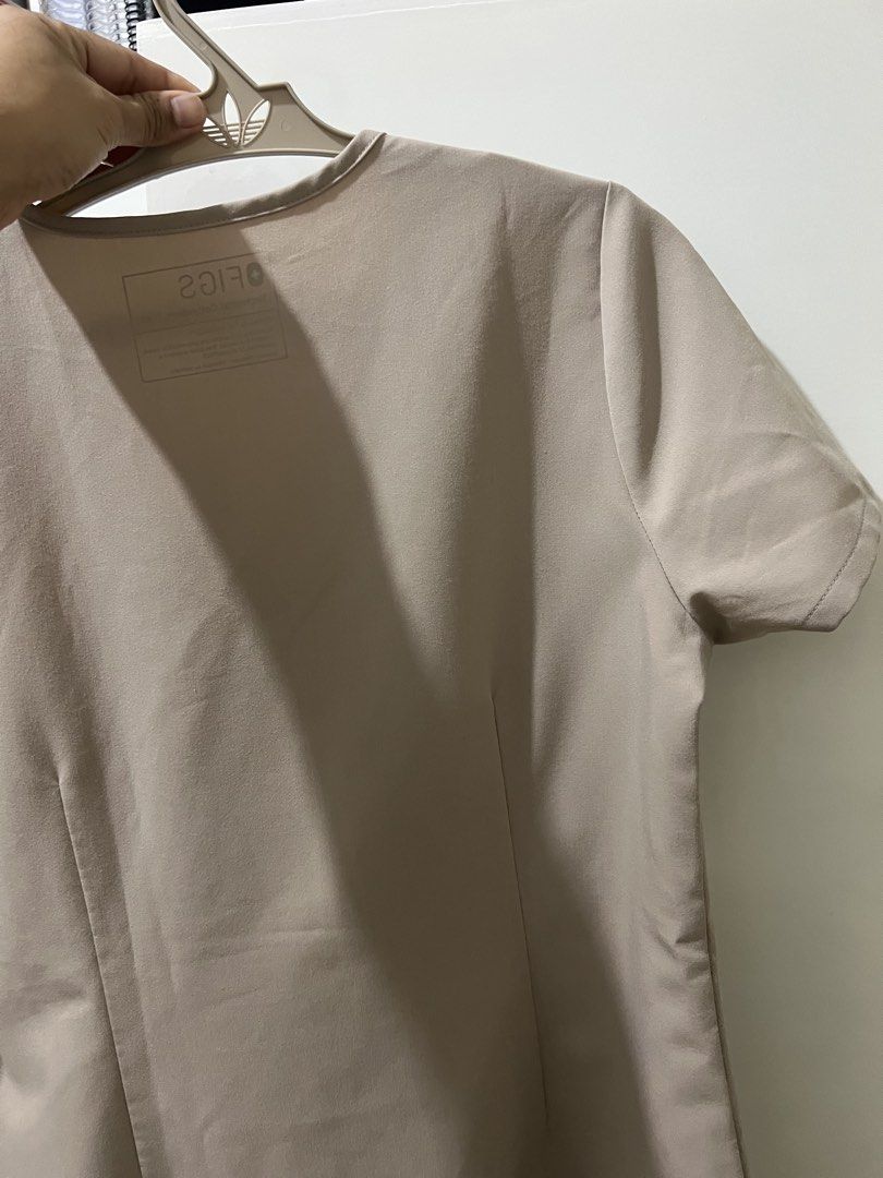 FIGS Scrubs Boulder (Category: Sets or Coordinates) located in Santiago. Submitted by mjjjjjjjoy (Listing ID 1470972096, Image 3). Description: FIGS Technical Collection Color: Boulder Top Zamora XS Pants Zamora Jogger Small Petite Used once. Then stored. No flaws. RFS. Sizing up. .