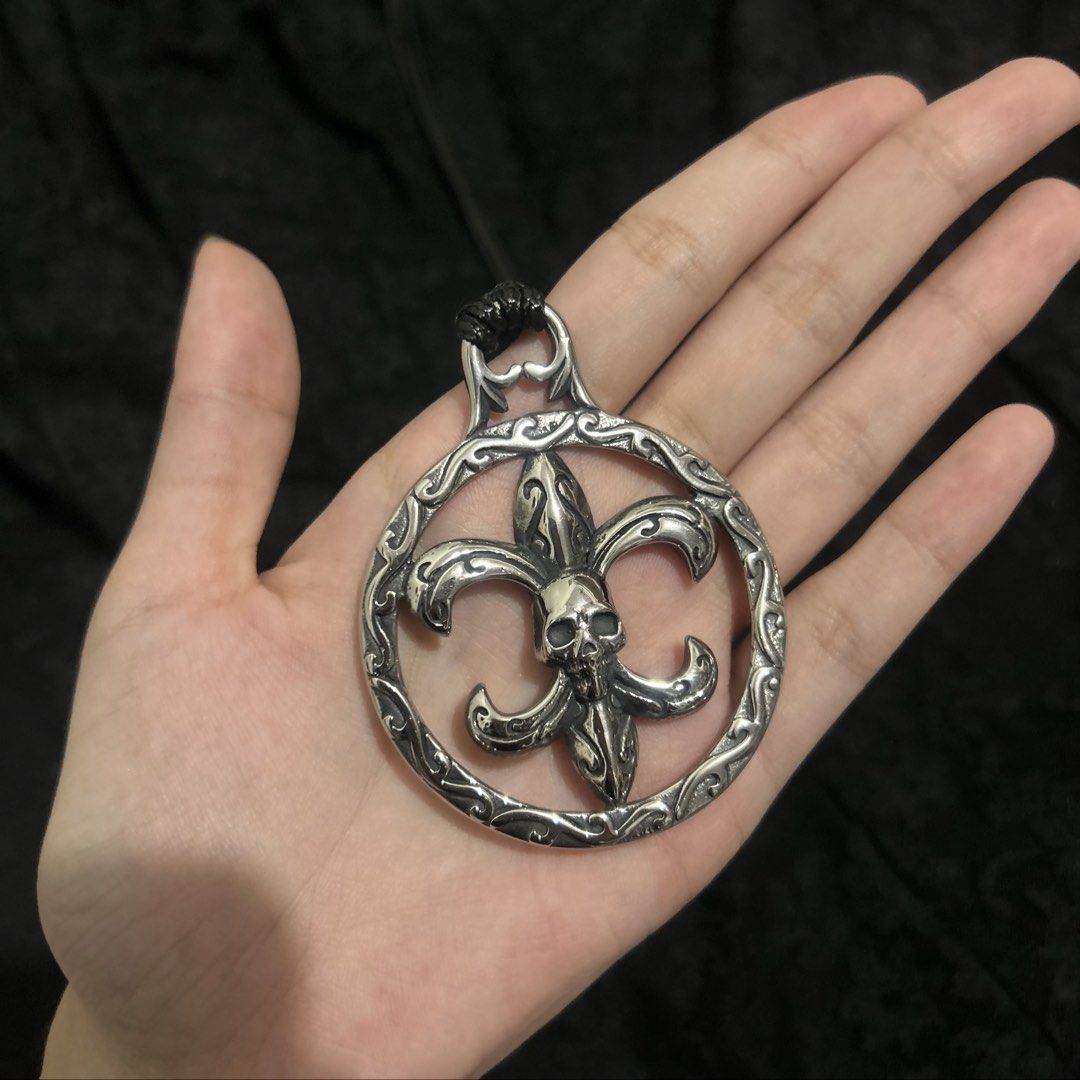 fleur-de-lis skull necklace (Category: Necklaces) located in Manila. Submitted by sophialeigh (Listing ID 1471053293, Image 2). Description: - handmade - adjustable - stainless - pendant has some weight to it.
