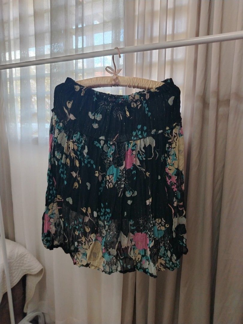 Floral flowy skirt (Category: Skirts) located in Panabo. Submitted by _elfiethreads (Listing ID 1471060146, Image 1). Description: W: 25-30in L: 23in No issues.
