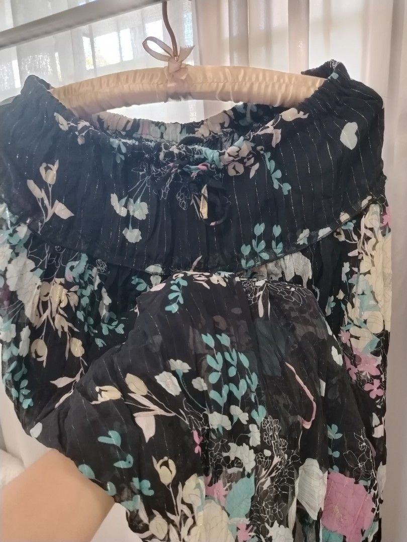 Floral flowy skirt (Category: Skirts) located in Panabo. Submitted by _elfiethreads (Listing ID 1471060146, Image 2). Description: W: 25-30in L: 23in No issues.