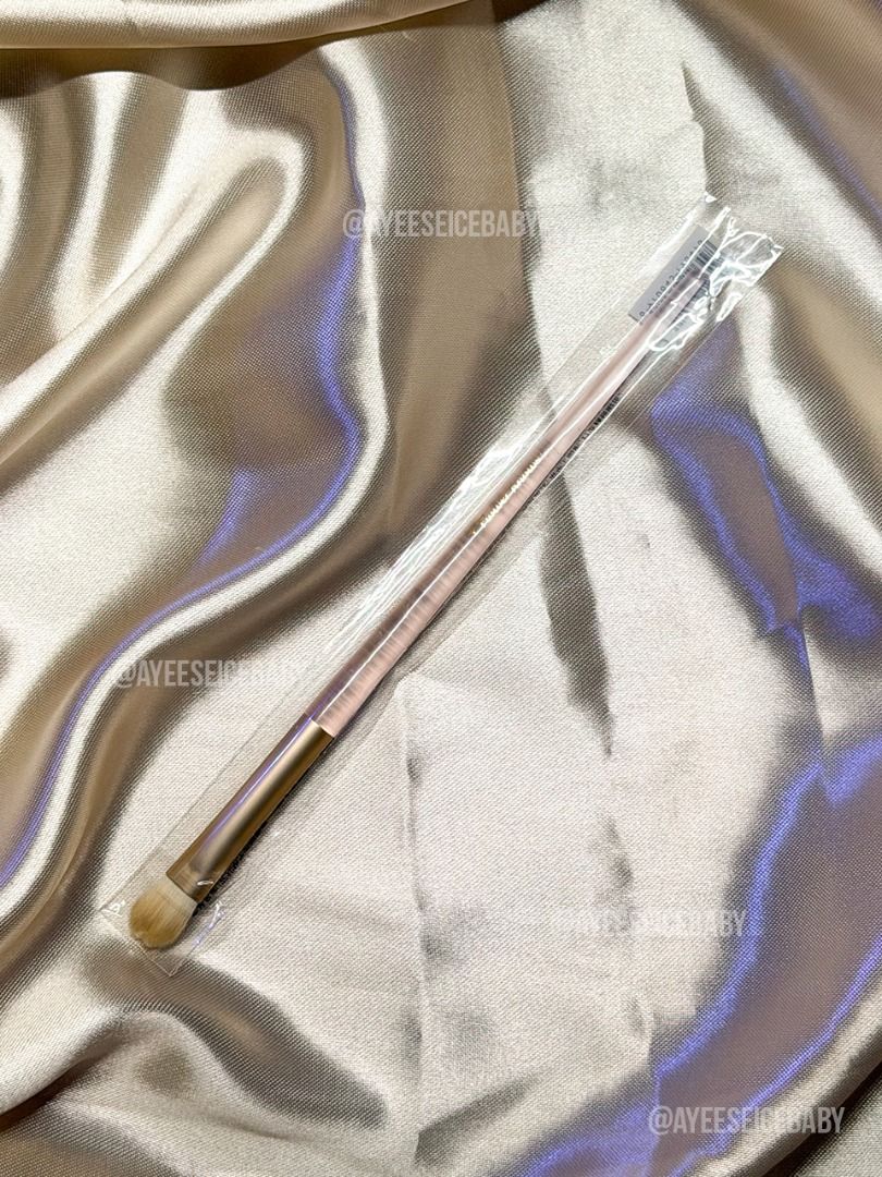 Original Flower Knows Flathead Eyeshadow Brush (Category: Makeup) located in Valenzuela. Submitted by icethrifts (Listing ID 1471099140, Image 1). Description: Flower Knows Flathead Eyeshadow Brush Selling for only: 150 PHP - 📍 Location: Bulacan / Valenzuela 📦 Can ship nationwide via J&T or 🍊App Checkout 💰 All items are priced BELOW SRP 🛍️ ON HAND & READY TO SHIP 🎁 Perfect for gifting!.