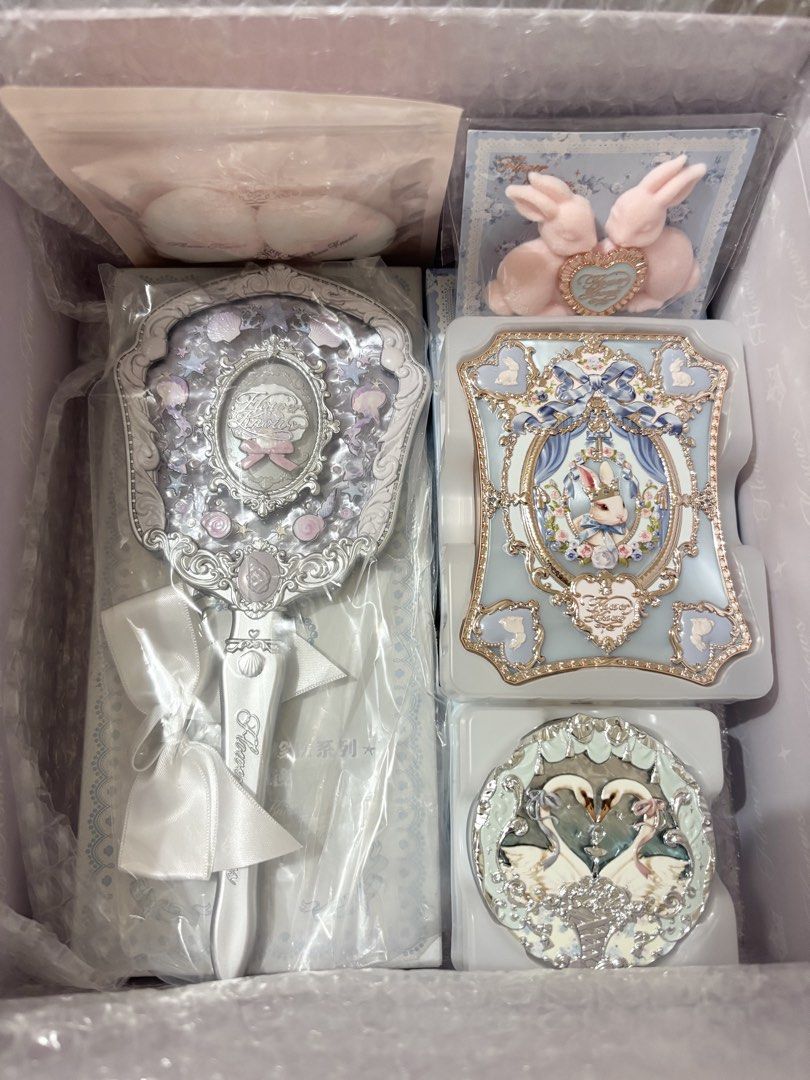 Flower Knows Makeup Affordable Gift Set (Blue Collection) (Category: Makeup) located in Cavite. Submitted by 3yaaa018 (Listing ID 1471089258, Image 1). Description: Flower Knows Makeup Affordable Gift Set (Blue Collection) - 6 pcs set • Flower Knows Shell's Jewel Collection Hand Mirror (Pearly White) • Flower Knows Bunny Garden 6-Color Makeup Palette (01 White Bunny) • Flower Knows Swan Ballet Series Embossed Blush Velvet (03 Silky Ribbon) • Flow