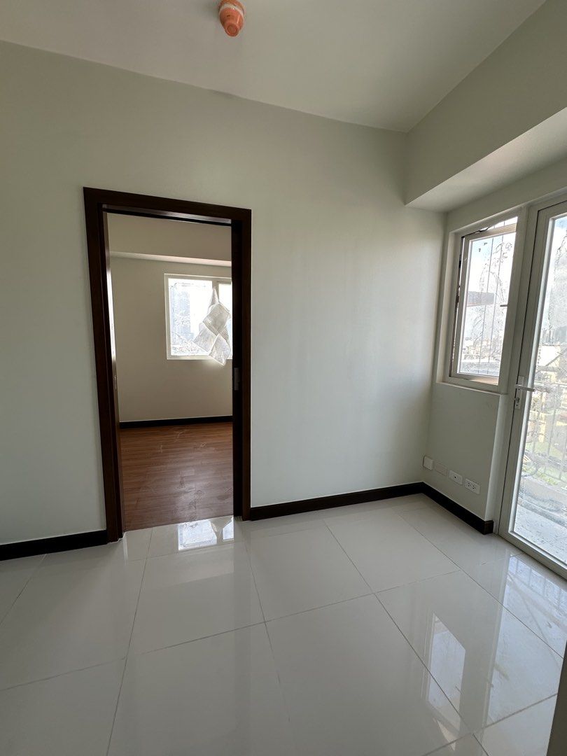 For Rent - Jan 2027 1BR with Balcony (Category: Apartments & Condos) located in Taguig. Submitted by gheii (Listing ID 1471052708, Image 3). Description: Quantum Residences, Taft Avenue, Pasay City. ✨ 1-Bedroom Corner Unit with Balcony 📐 28.5 sqm | Developed by Federal Land 🔐 Smart Digital Lock for modern convenience 🏡 Available Bare (₱20k) .