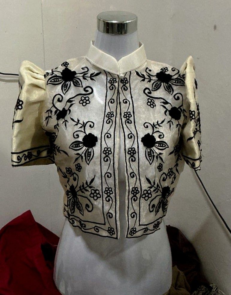 FOR RENT FILIPINIANA (Category: Traditional & Ethnic wear) located in Valenzuela. Submitted by justgorjas (Listing ID 1470935060, Image 3). Description: 250 RENT ‼️ (3-DAYS) PLEASE READ ALL. LOCATION: MALANDAY VALENZUELA CITY (Please check the sf thru lalamove before messaging me) MODERN FILIPINIANA BOLERO #6 FOR RENT! ✨ [3-DAY RENTAL RATE] Perfect for: 🎓Graduation / Pictorial 🪪Oath Taking Ceremonies 🏫School & Cultural Events 🗄️Corporate, For