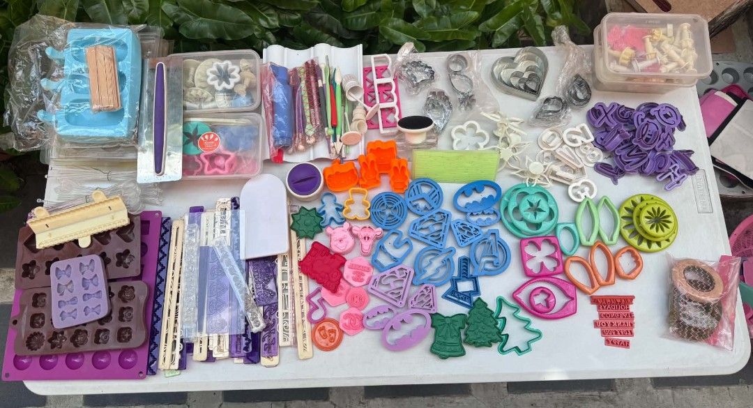 FOR SALE: Baking Supplies Cake Decorating Materials Bundle! (Category: Bakeware) located in Manila. Submitted by eliasus_321 (Listing ID 1471034879, Image 1). Description: Huge clearout bundle in excellent, clean condition! Selling everything together as one massive lot, perfect for bakers! Here is what is included: 🎨 Baking & Cake Decorating Supplies • Plunger Cutters & Organiser Tubs: Variety of plunger cutters for flowers, leaves, and geometr