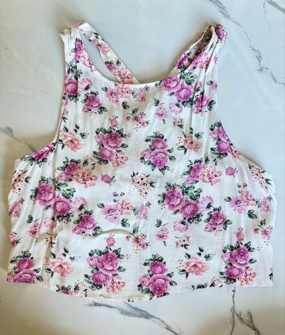 Forever 21 backless top (Category: Sleeveless) located in Manila. Submitted by mariadarna (Listing ID 1471070685, Image 1). Description: Forever21 backless floral top! Nice fabric .