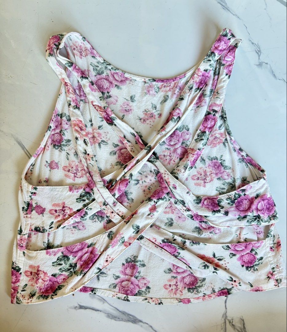Forever 21 backless top (Category: Sleeveless) located in Manila. Submitted by mariadarna (Listing ID 1471070685, Image 2). Description: Forever21 backless floral top! Nice fabric .