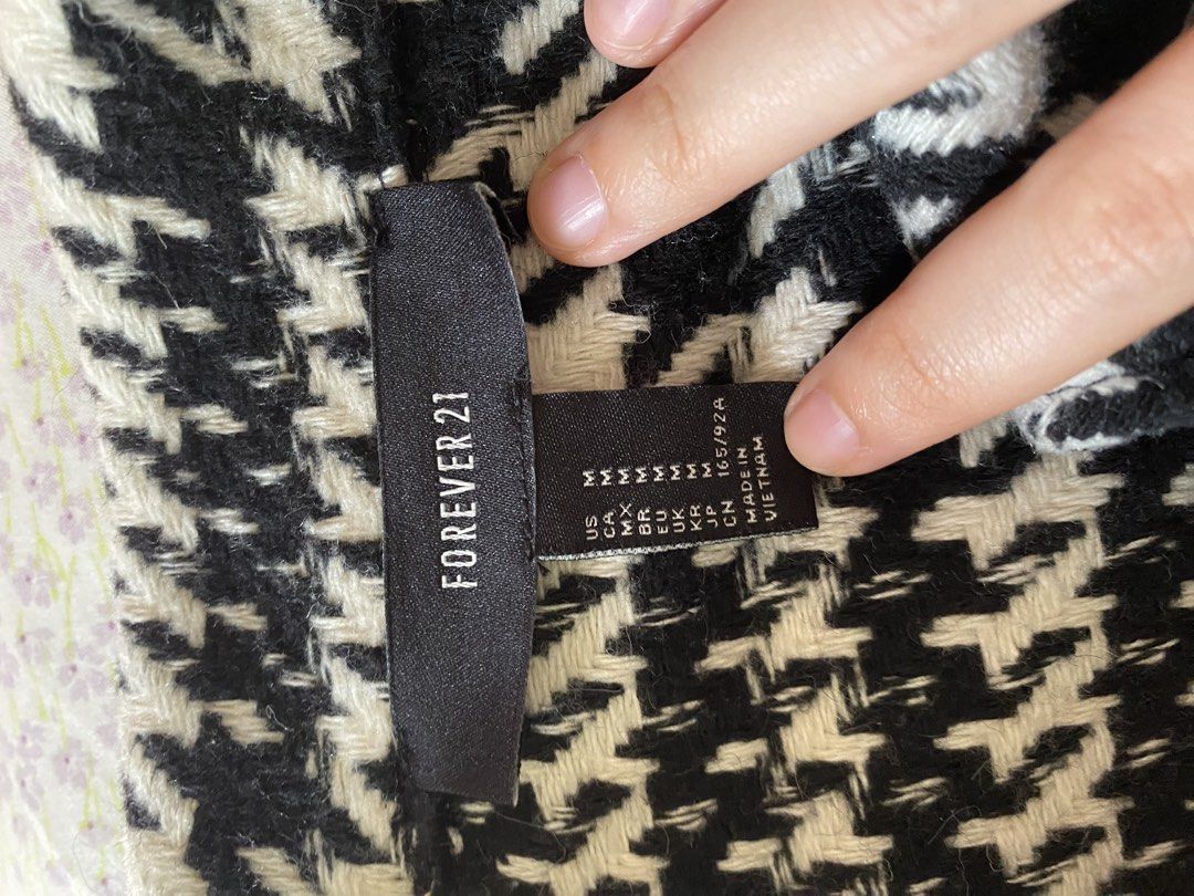 Forever 21 Black and White Houndstooth Jacket Size M (Category: Coats, Jackets and Outerwear) located in Quezon City. Submitted by damclothings.ph (Listing ID 1470952938, Image 2). Description: - Brand: Forever 21 - Style: Black and white houndstooth jacket with classic collar - Size: Medium (fits true to size) - Details: Button-up front, two chest pockets, structured shoulders - Fabric: Textured material - Origin: Made in Vietnam.