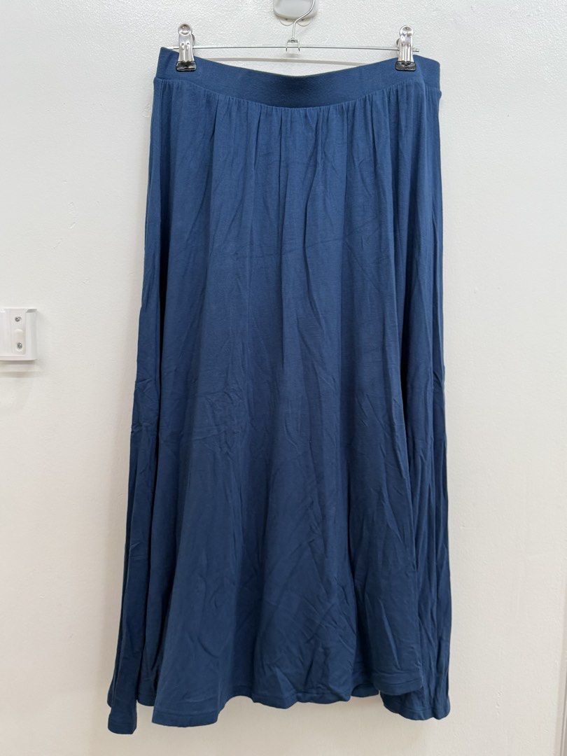 Forever 21 Blue Midi Skirt Size M (Category: Skirts) located in Quezon City. Submitted by reivia.vend (Listing ID 1471018764, Image 1). Description: - Brand: Forever 21 - Size: M - Color: Blue - Material: Flowy fabric with gathered pleats - Waist: Elastic waistband for a comfortable, easy fit - Origin: Made in Vietnam - Style: Casual midi skirt, perfect for pairing with basic tees and tops.