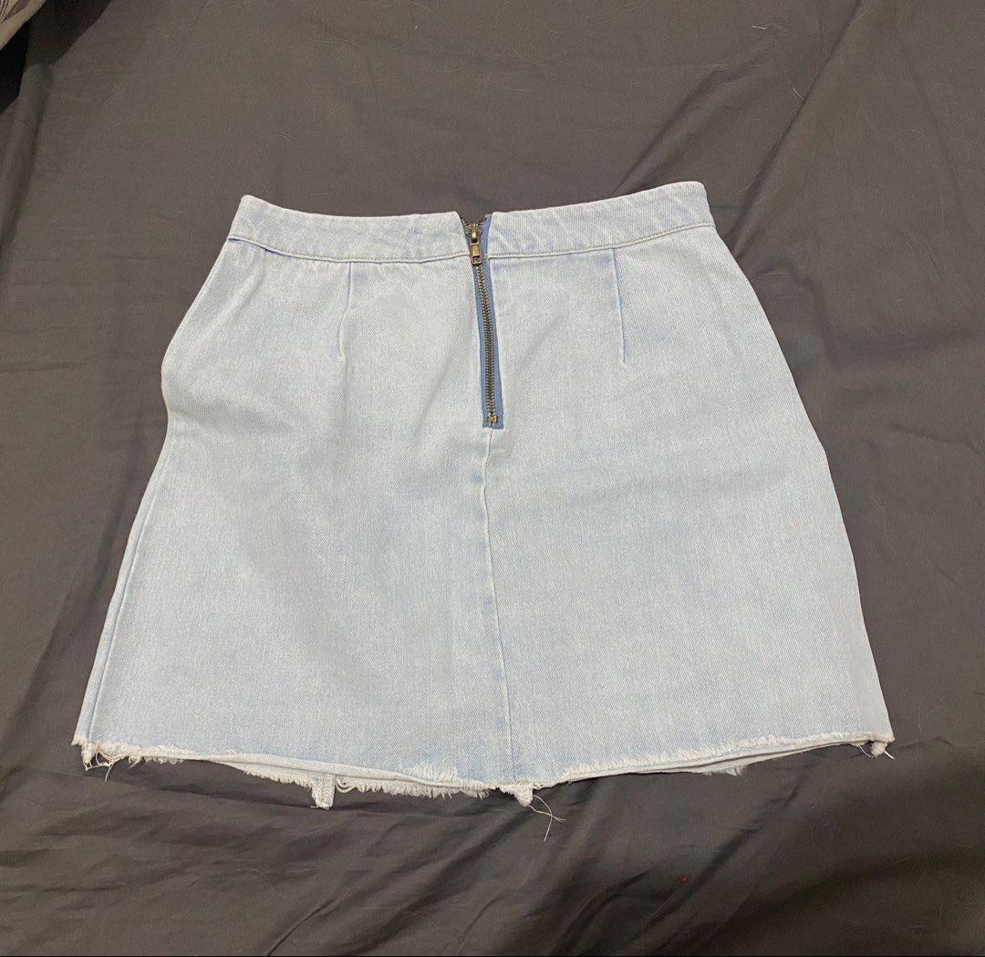 Forever 21 Denim Skirt (Category: Skirts) located in Manila. Submitted by after.elle (Listing ID 1470950009, Image 2). Description: .