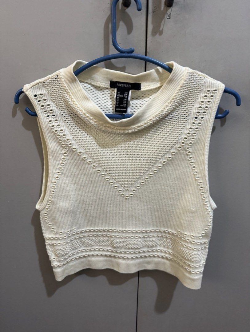 Forever 21 Knit Crop Top Off-White S/M (Category: Sleeveless) located in Valenzuela. Submitted by declutter203 (Listing ID 1470953046, Image 1). Description: - Brand: Forever 21 - Style: Sleeveless crop top with ribbed crew neckline - Like New - Size: S/M MOP: Gcash/Maribank MOD: J&T or Grab/lalamove Tags: Zara, H&M, Love Bonito, Mango, Bershka, Uniqlo, GU, Topshop, Araw the Line, SM woman, reformation dress, suzy clothing .