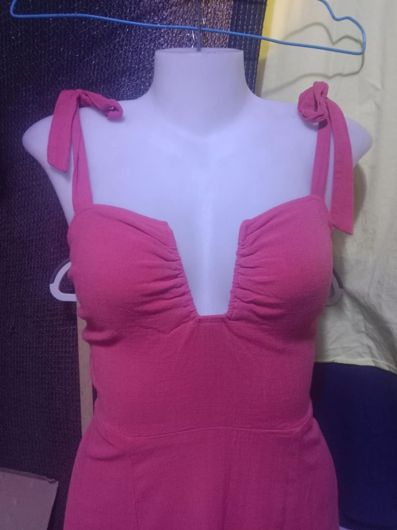 Forever 21 Pink Tie Strap Dress (Category: Dresses) located in Quezon City. Submitted by honeyonline.ph (Listing ID 1471047492, Image 1). Description: - Brand: Forever 21 - Size: Small (S) - Color: Pink - Neckline: Deep V-neck with gathered bust - Straps: Adjustable tie shoulder straps - Fit: Stretchy smocked back panel for comfort - Design: Flared skirt, lightweight fabric.