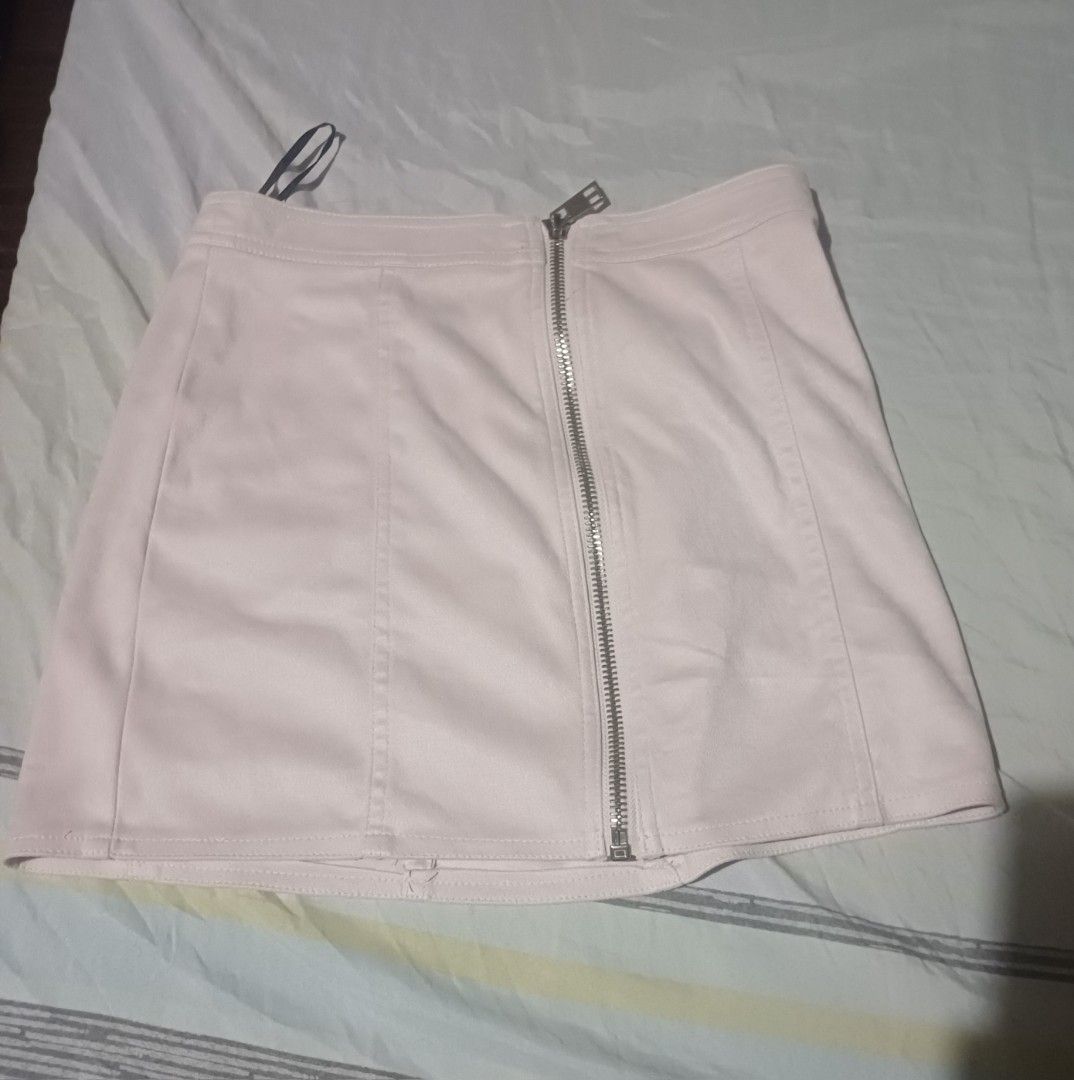 Forever 21 skirt (Category: Skirts) located in Manila. Submitted by angela11660 (Listing ID 1470983874, Image 1). Description: payment first policy buyer will shoulder the shipping fee.