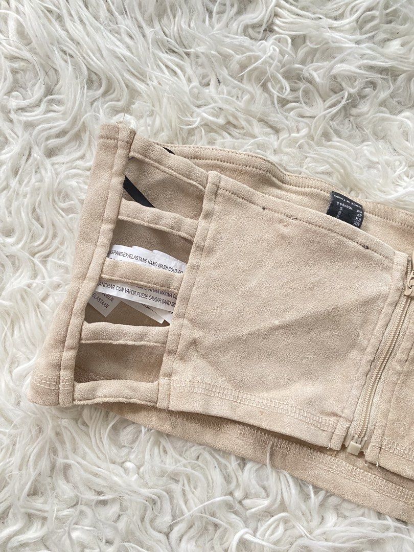 Forever 21 Suede Cutout Crop Top Size S (Category: Sleeveless) located in Tabaco. Submitted by camila_p (Listing ID 1470988737, Image 2). Description: - Brand: Forever 21 - Size: S - Material: Polyester & spandex blend (Tan faux suede) - Features: Front zipper closure, stylish cutout straps on both sides - Care: Hand wash only - Best for: Festivals, night outs, and parties - Measurements available upon request.