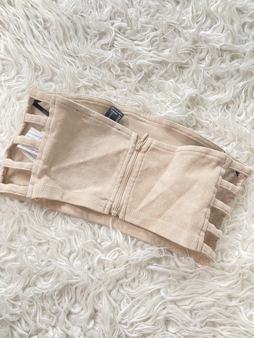 Forever 21 Suede Cutout Crop Top Size S (Category: Sleeveless) located in Tabaco. Submitted by camila_p (Listing ID 1470988737, Image 3). Description: - Brand: Forever 21 - Size: S - Material: Polyester & spandex blend (Tan faux suede) - Features: Front zipper closure, stylish cutout straps on both sides - Care: Hand wash only - Best for: Festivals, night outs, and parties - Measurements available upon request.