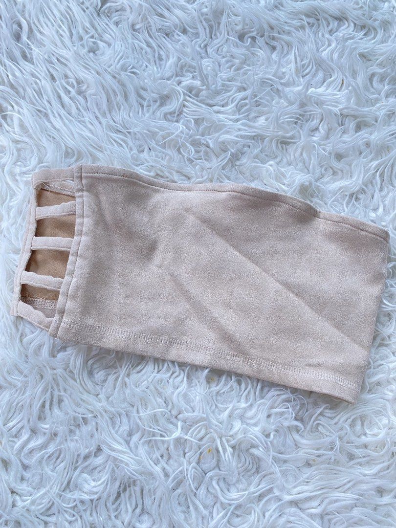 Forever 21 Suede Cutout Crop Top Size S (Category: Sleeveless) located in Tabaco. Submitted by camila_p (Listing ID 1470988737, Image 1). Description: - Brand: Forever 21 - Size: S - Material: Polyester & spandex blend (Tan faux suede) - Features: Front zipper closure, stylish cutout straps on both sides - Care: Hand wash only - Best for: Festivals, night outs, and parties - Measurements available upon request.