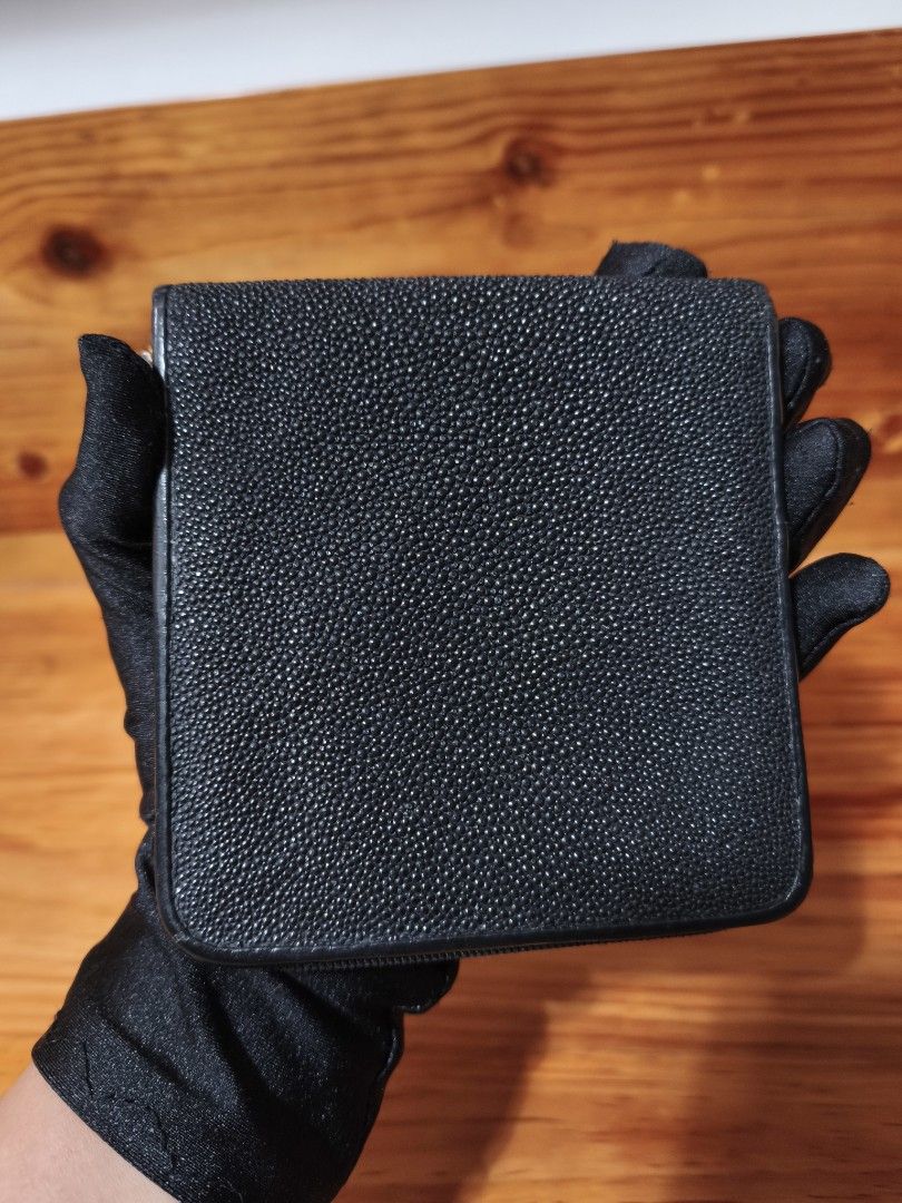 La tour eiffel Stingray Leather Zip Wallet (Category: Wallets & Card holders) located in Baguio. Submitted by queenlyne_vintage_rare_finds (Listing ID 1470955428, Image 3). Description: .