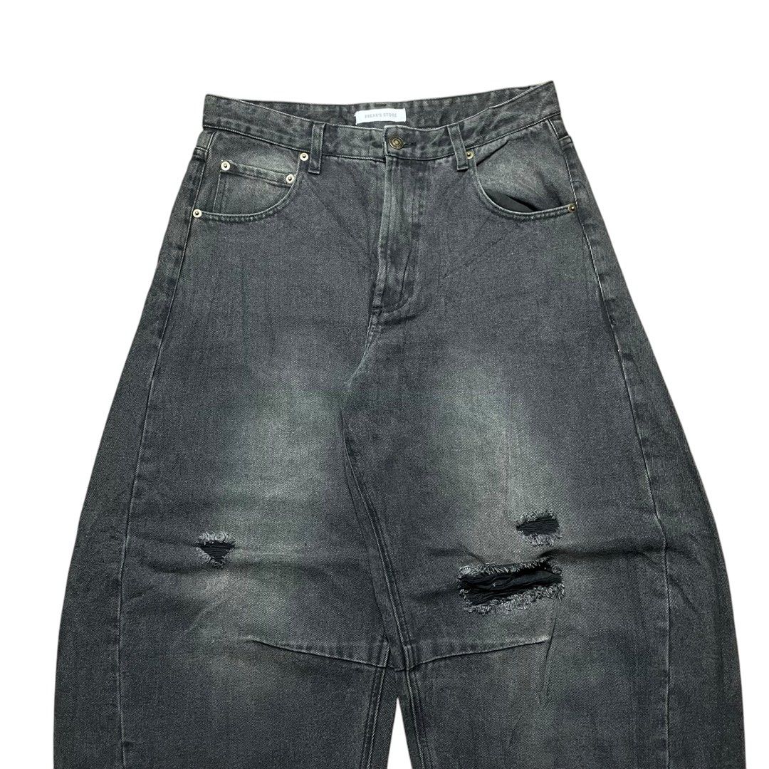 Freaks store black washed barrel pants ( Hard denim) (Category: Jeans) located in Iloilo. Submitted by nextwearco_ilo (Listing ID 1470936079, Image 3). Description: 👖 ITEM DETAILS Item/Brand:Freaks Black wash barrel pants ( HARD DENIM ) Condition: Like new Dimension/Measurements: 32-34 W x 41 L , almost 11 leg opening Issues: None ₱ 799 📩 .
