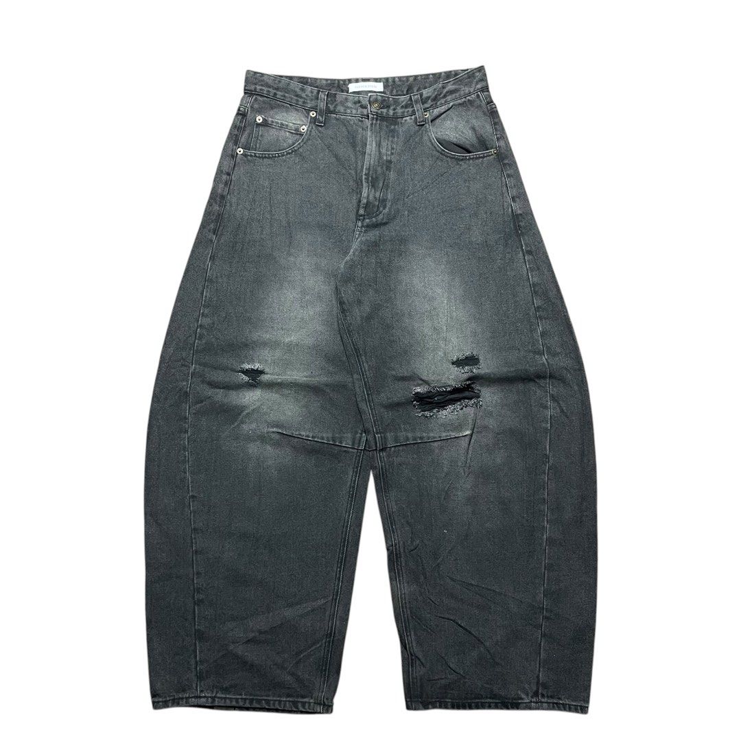 Freaks store black washed barrel pants ( Hard denim) (Category: Jeans) located in Iloilo. Submitted by nextwearco_ilo (Listing ID 1470936079, Image 2). Description: 👖 ITEM DETAILS Item/Brand:Freaks Black wash barrel pants ( HARD DENIM ) Condition: Like new Dimension/Measurements: 32-34 W x 41 L , almost 11 leg opening Issues: None ₱ 799 📩 .