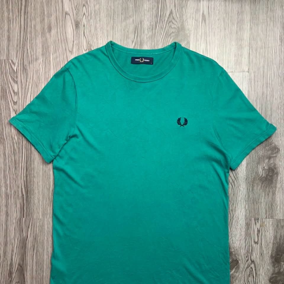 FRED PERRY (Category: Tshirts & Polo Shirts ) located in Carmen. Submitted by luxurious_1 (Listing ID 1470974782, Image 3). Description: FRED PERRY SZ SMALL LENGTH 20 WIDTH 27 EXCELLENT CONDITION NO ISSUE.