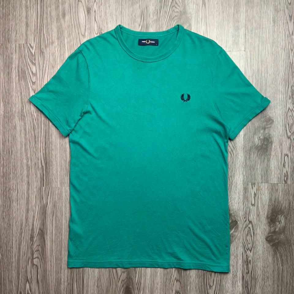 FRED PERRY (Category: Tshirts & Polo Shirts ) located in Carmen. Submitted by luxurious_1 (Listing ID 1470974782, Image 2). Description: FRED PERRY SZ SMALL LENGTH 20 WIDTH 27 EXCELLENT CONDITION NO ISSUE.