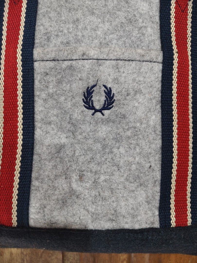 Fred Perry tote Bag (Category: Tote Bags) located in Iloilo. Submitted by branded-boy0422_16 (Listing ID 1470934845, Image 2). Description: Embroid Logo W: 16 L: 11 1/2 Excellent to as new missing tags only.