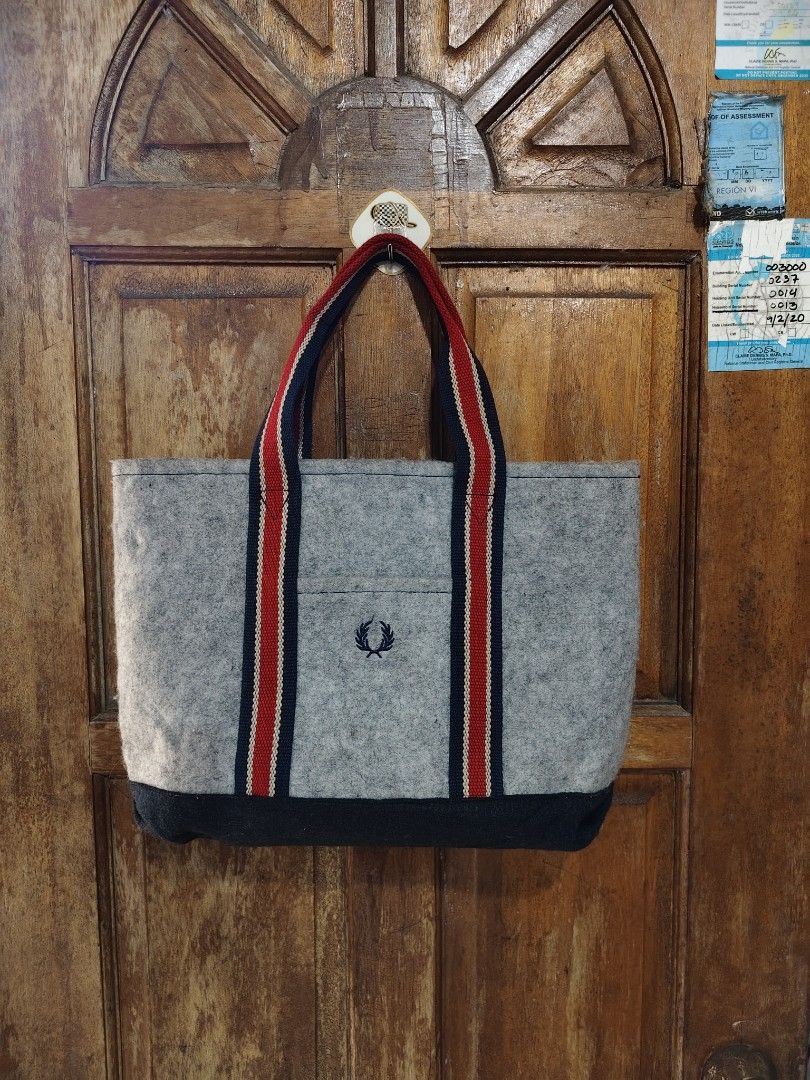 Fred Perry tote Bag (Category: Tote Bags) located in Iloilo. Submitted by branded-boy0422_16 (Listing ID 1470934845, Image 1). Description: Embroid Logo W: 16 L: 11 1/2 Excellent to as new missing tags only.