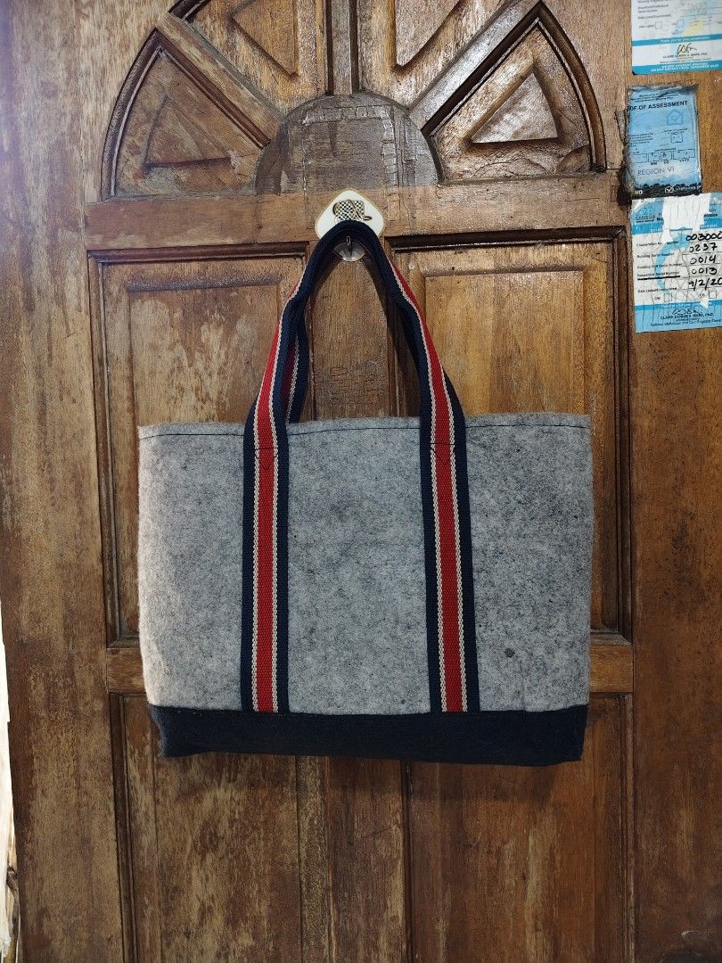 Fred Perry tote Bag (Category: Tote Bags) located in Iloilo. Submitted by branded-boy0422_16 (Listing ID 1470934845, Image 3). Description: Embroid Logo W: 16 L: 11 1/2 Excellent to as new missing tags only.