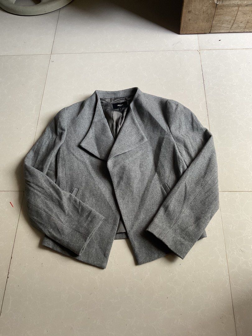 G2000 Women's Wool-Blend Structured Jacket / Short Coat (Category: Coats, Jackets and Outerwear) located in Cabanatuan. Submitted by dindin_7 (Listing ID 1471067612, Image 2). Description: G2000 Women’s Wool-Blend Structured Jacket / Short Coat Brand: G2000 Woman Size: 40 (175/92A) Color: Gray / Melange Gray Condition: Excellent / Pre-loved (Clean, smooth fabric, ready to wear) Description: Isang elegante at pormal na short coat o jacket mula sa 