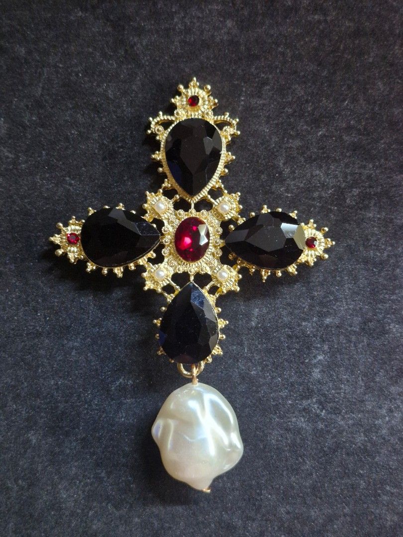 Galadriel's Crest Brooch (Category: Brooches) located in Taguig. Submitted by mommaschoice (Listing ID 1471081176, Image 1). Description: Brand new Unisex use Elegantly crafted design Adorned w/faux pearl & rhinestones Lightweight won't damage the fabric Perfect for suits and party dresses Ships nationwide.