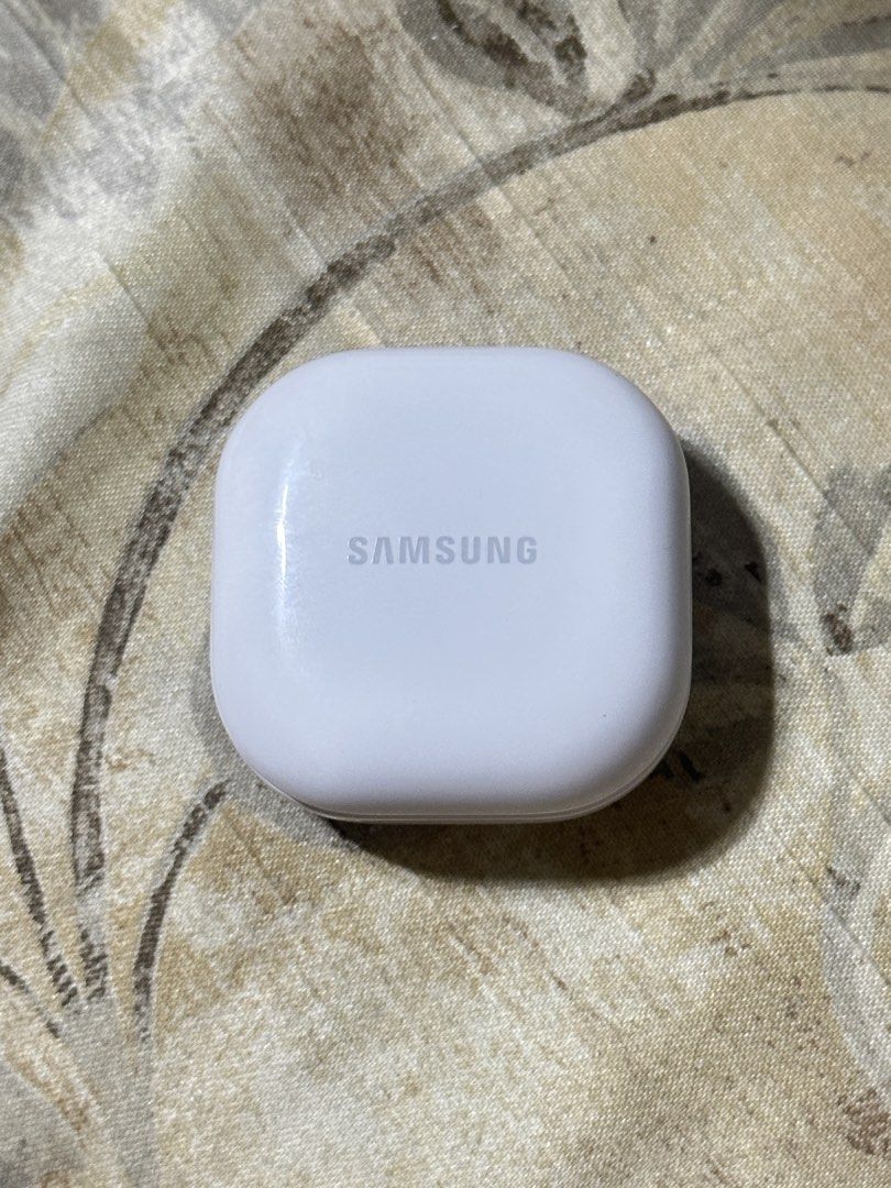 Galaxy Buds 2 (Category: Earphones) located in Manila. Submitted by cashcarter (Listing ID 1471070694, Image 2). Description: Galaxy Buds 2 No Issue No scratches Good as new No box Nego MOP-GCASH MOD-LALAMOVE/buyer handles SF If meet up Imus- District,Robinson Imus,Anabu Coastal.
