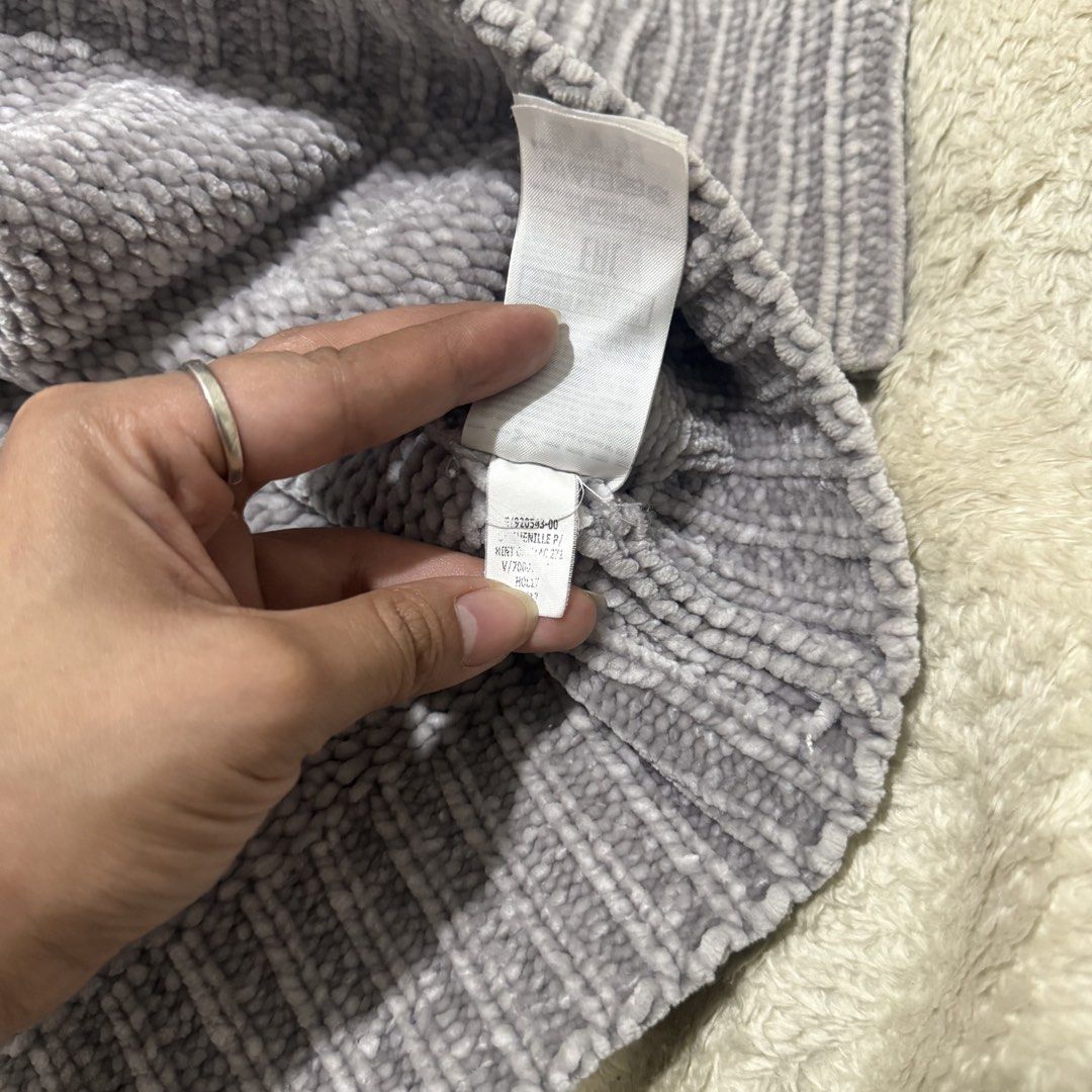 GAP Grey Ribbed Knit Sweater – Long Sleeve (Category: Coats, Jackets and Outerwear) located in Pasay City. Submitted by bellita_05 (Listing ID 1471065249, Image 3). Description: Small on tag best fit med Pre-loved GAP long-sleeve knit sweater in a lovely grey-lilac shade. 🩶 ✨ Classic crew neckline ✨ Textured ribbed knit ✨ Fitted silhouette with ribbed cuffs and hem ✨ Soft, cosy material ✨ Brand: GAP ✨ Size: Please check the size tag and measurem
