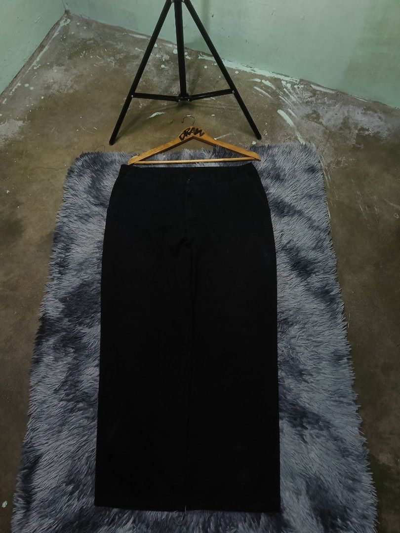 Genuine Dickies Black Work Pants (Category: Trousers) located in Las Pinas. Submitted by jowardbemi21707 (Listing ID 1471094834, Image 2). Description: Solid black Dickies work pants in a classic relaxed straight leg fit. Made from durable twill fabric with standard belt loops and the iconic red logo tag on the rear pocket. Perfect for everyday streetwear. Boss, hit me up if interested!.