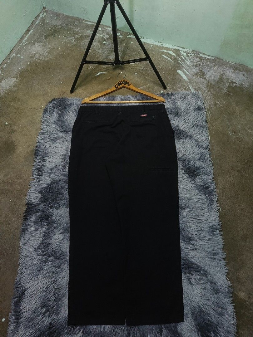 Genuine Dickies Black Work Pants (Category: Trousers) located in Las Pinas. Submitted by jowardbemi21707 (Listing ID 1471094834, Image 3). Description: Solid black Dickies work pants in a classic relaxed straight leg fit. Made from durable twill fabric with standard belt loops and the iconic red logo tag on the rear pocket. Perfect for everyday streetwear. Boss, hit me up if interested!.